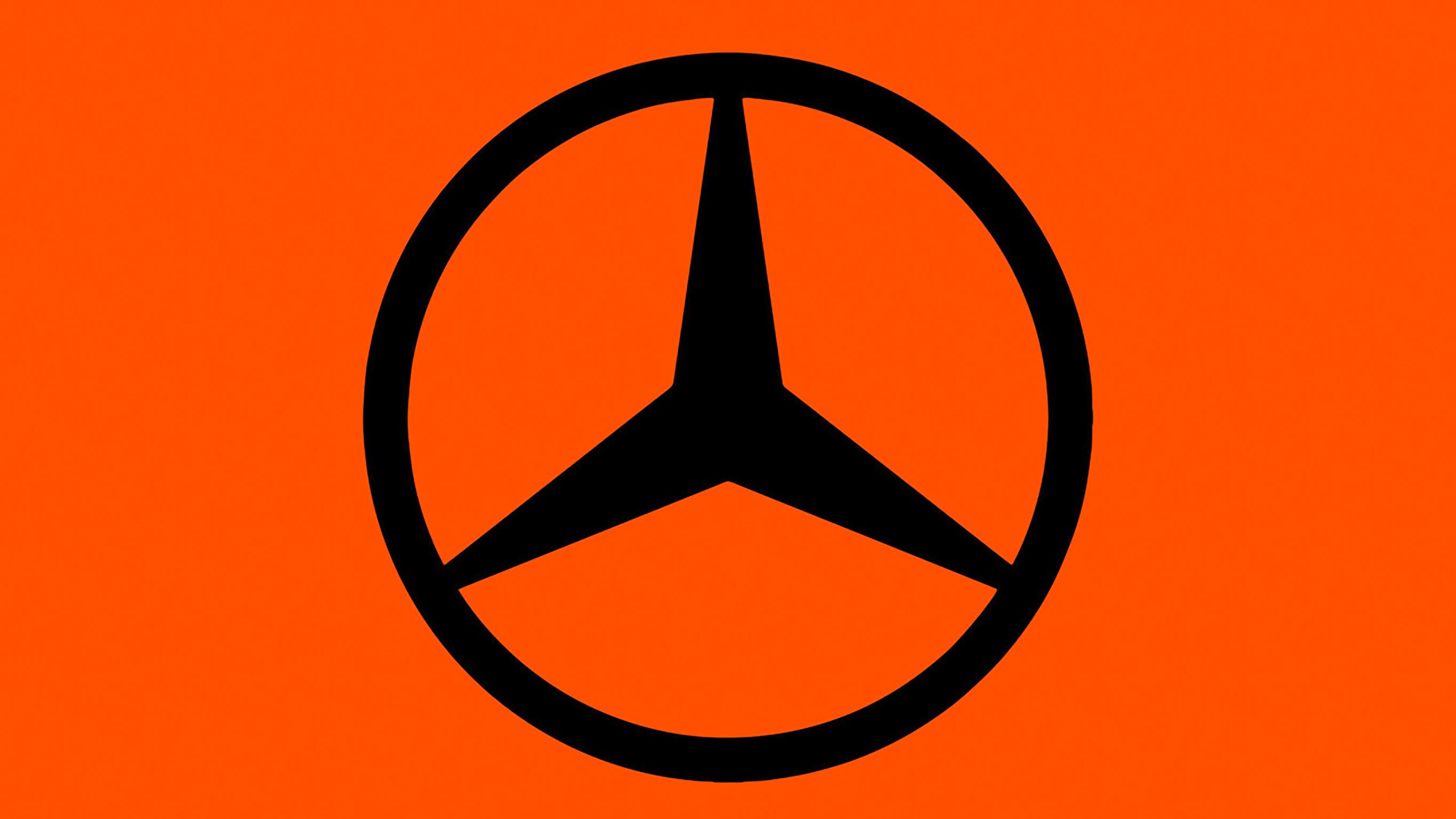 Airbags voor innovatieve en duurzame kleding De afbeelding toont het Mercedes-Benz logo op een oranje achtergrond
