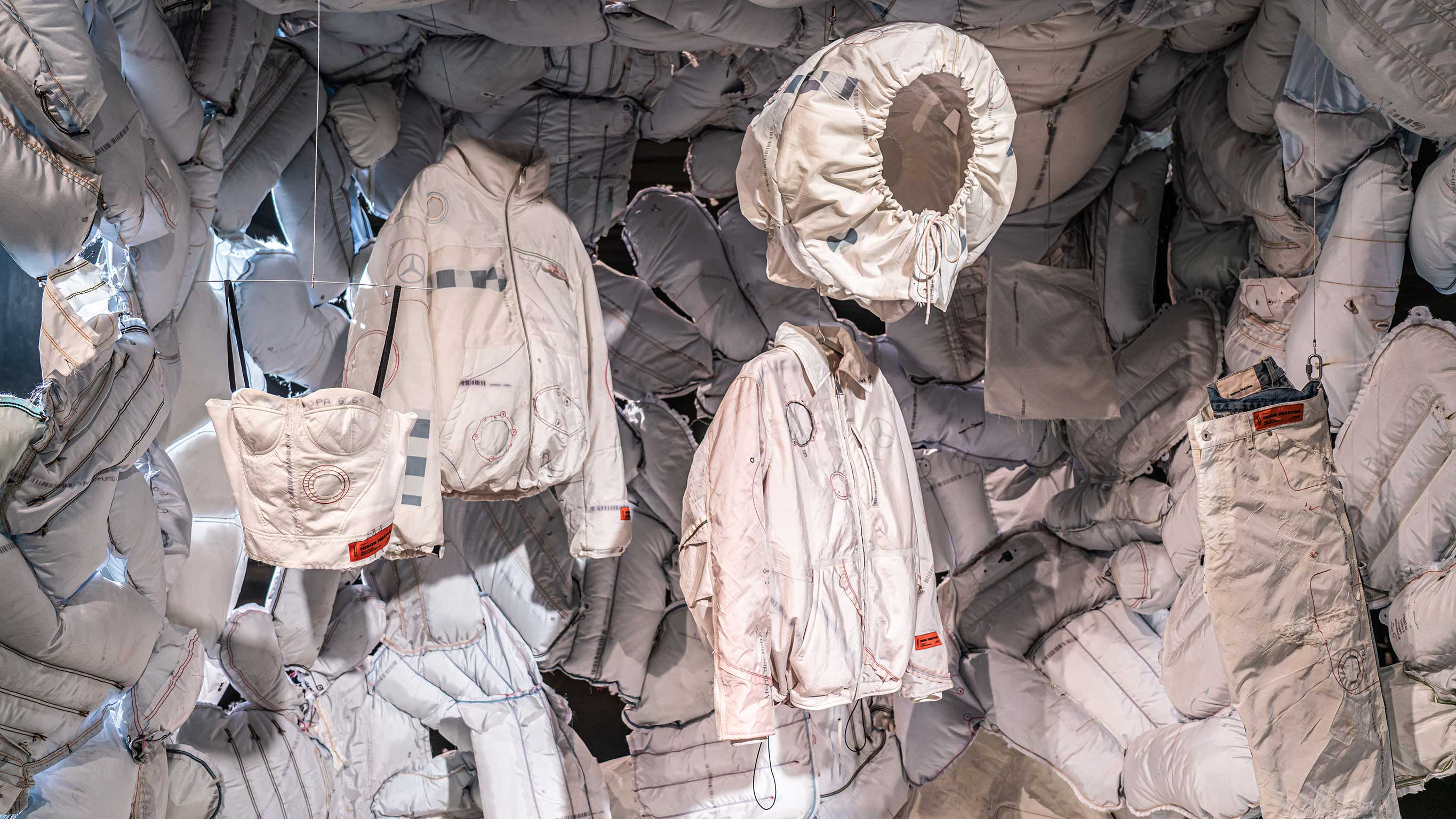 Visionaire co-creatie De foto toont hangende kleding