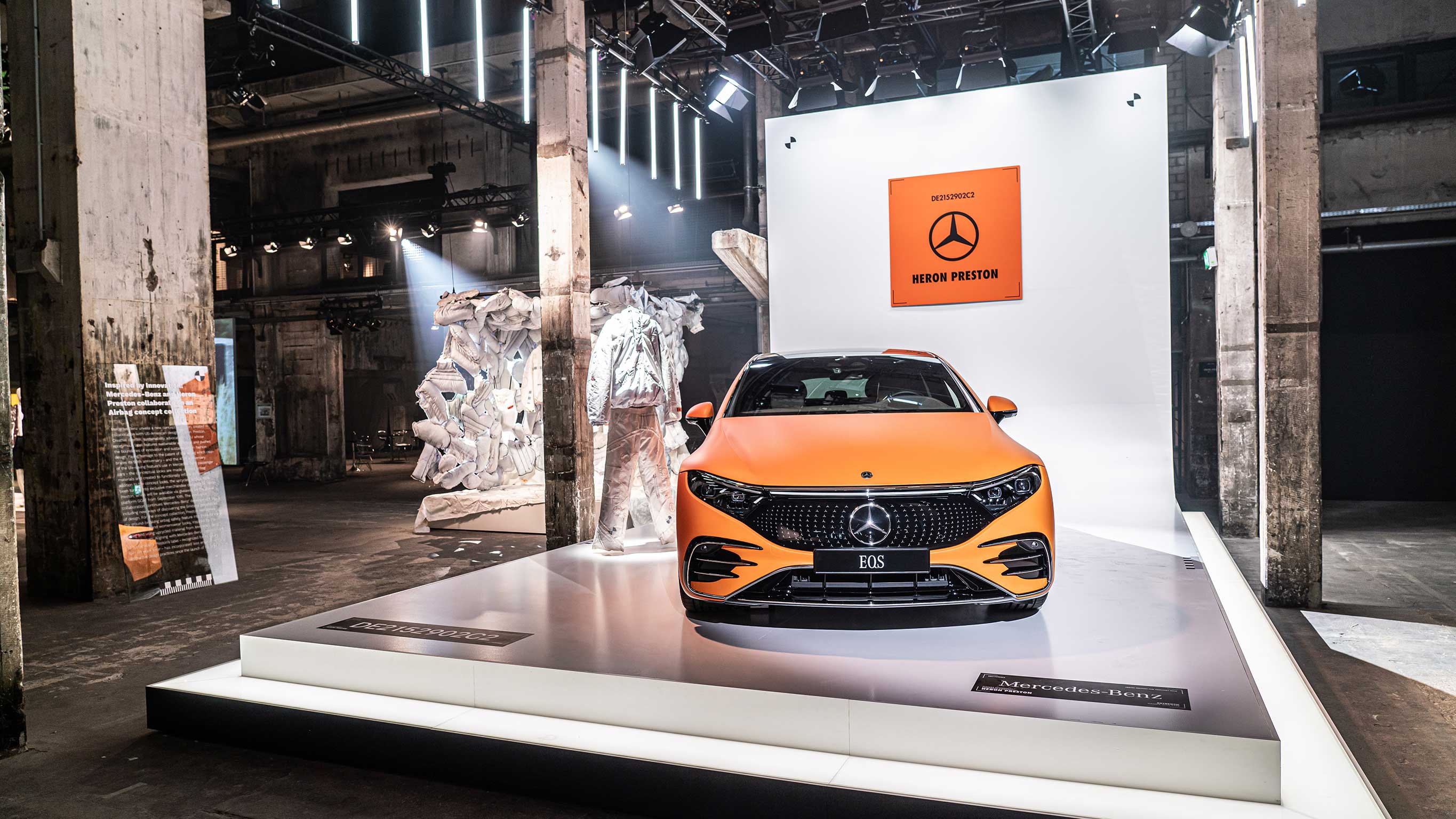Gerecycleerde airbags, een nieuwe designtrend De foto toont een oranje Mercedes-Benz EQs