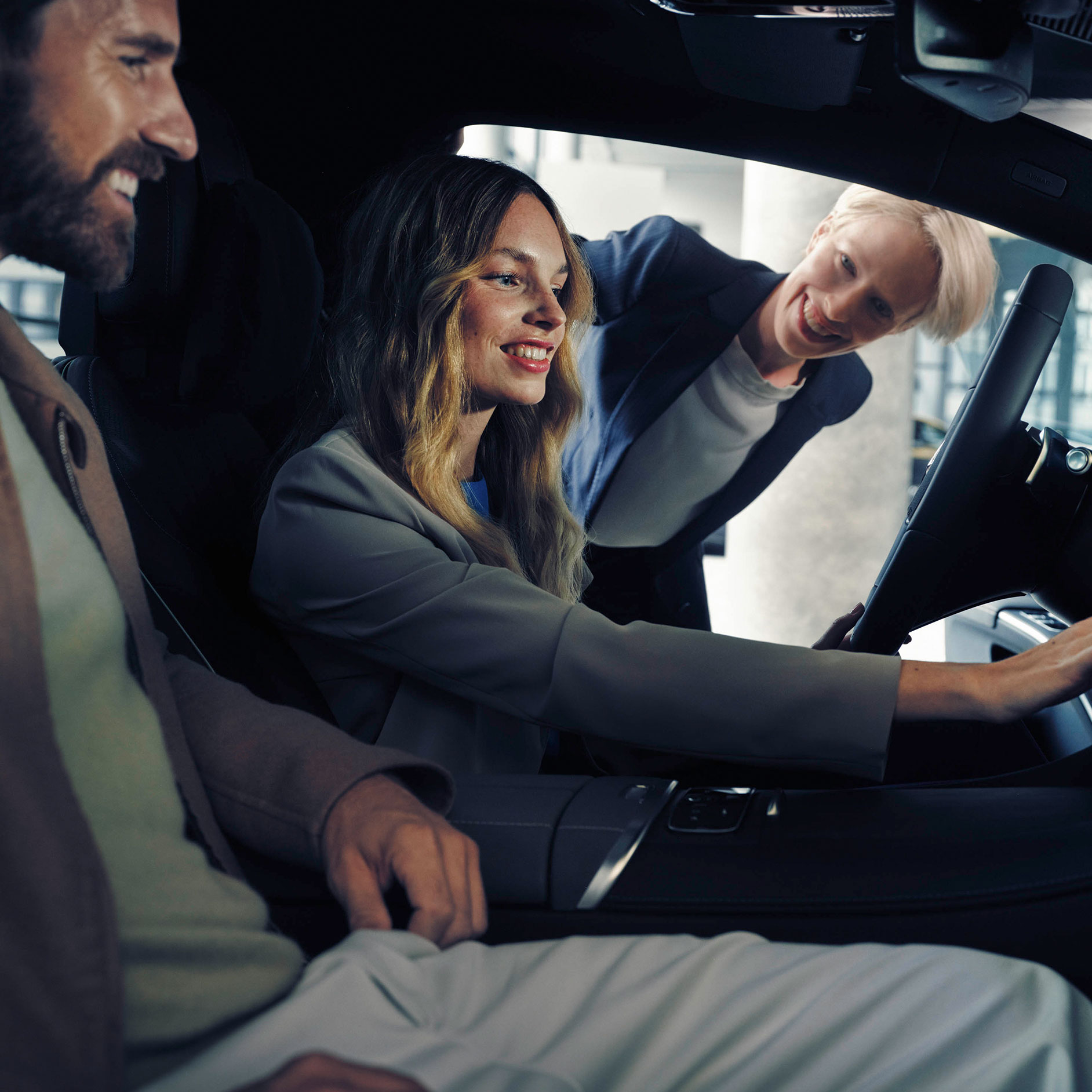 Occasions | Lease en financiering | Financial Services | Mercedes-Benz Man and woman sat in Mercedes-Benz EQS with a dealer looking at interior features