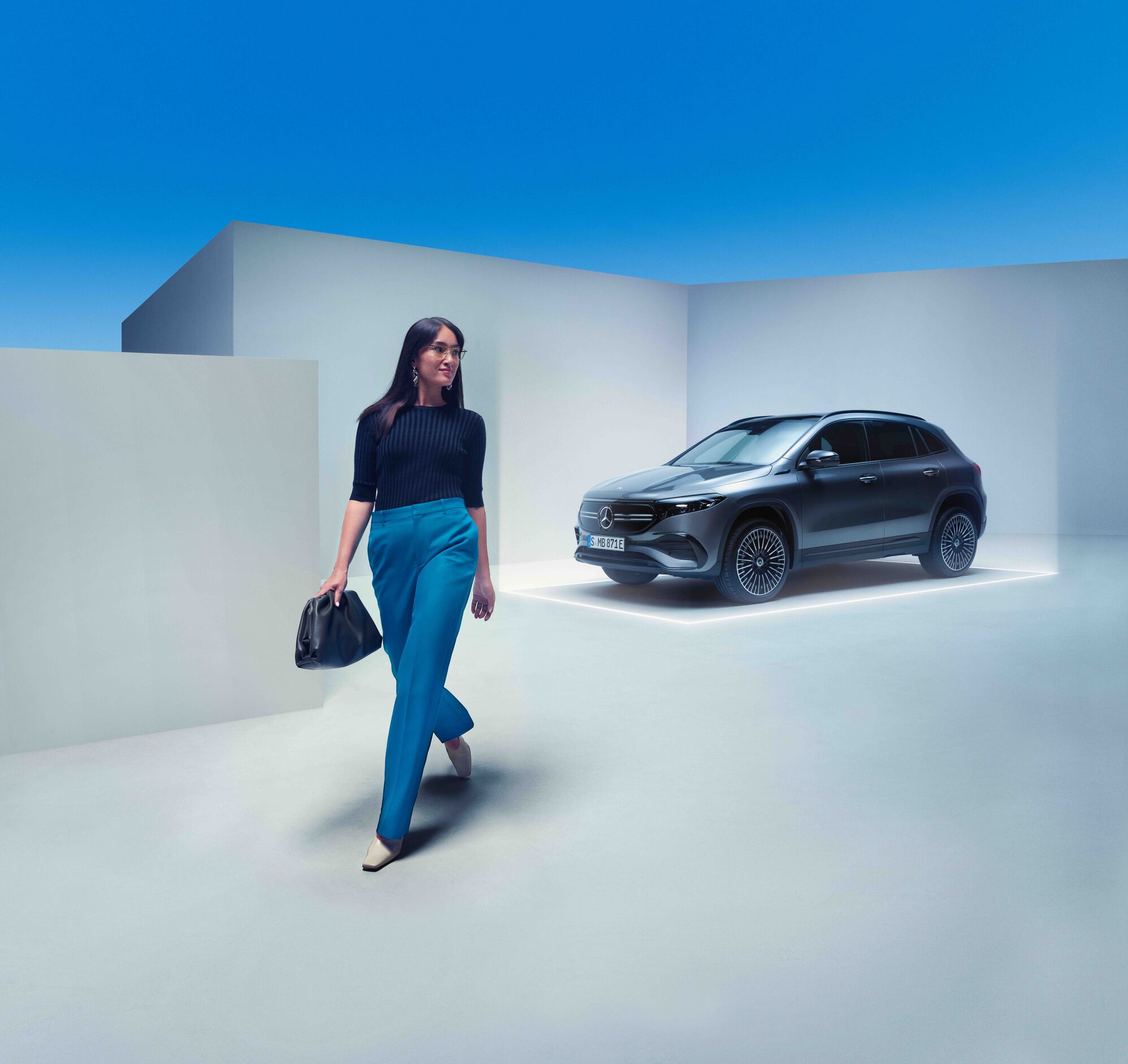 Mercedes-Benz CompleteCare Een vrouw loopt naast een Mercedes-Benz.