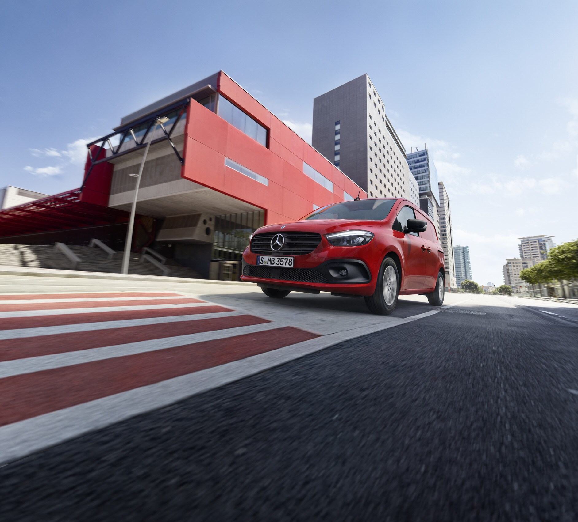 eCitan en Citan | Mercedes-Benz De Mercedes-Benz Citan Gesloten Bestelwagen rijdend op de weg.