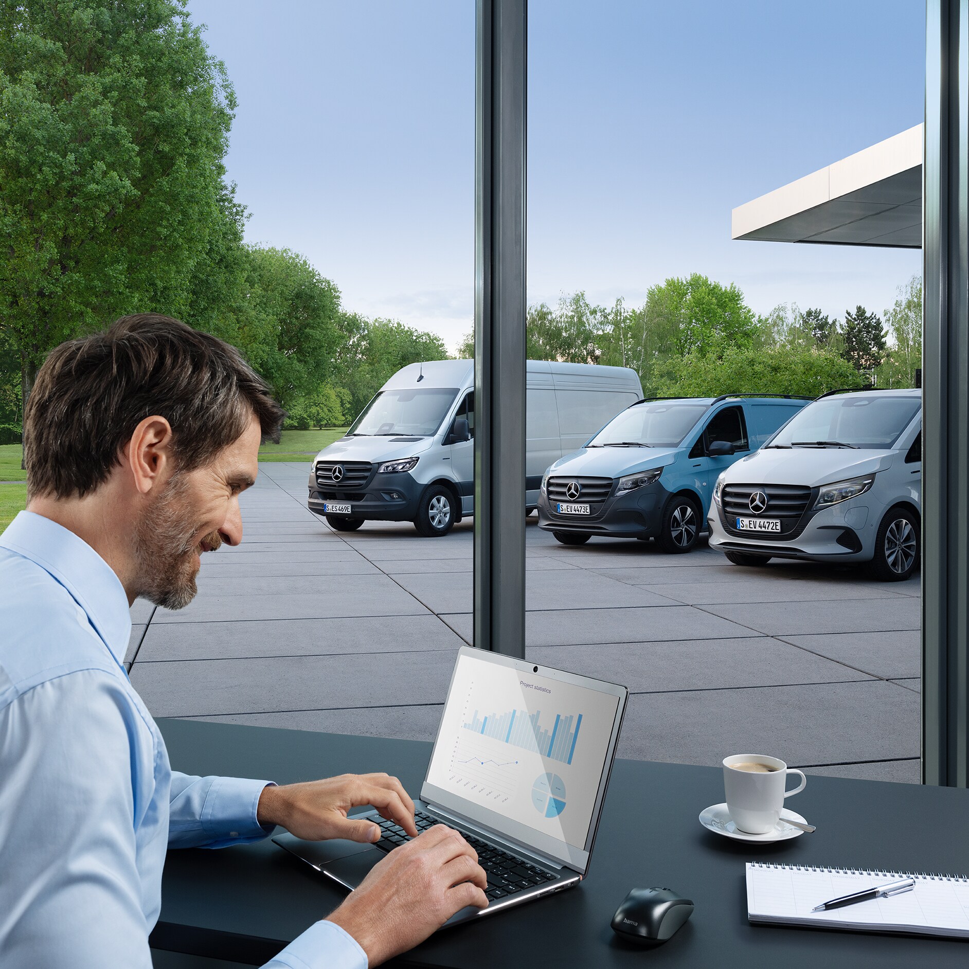 mercedes-benz-a-person-with-a-smartphone-in-front-of-a-Mercedes-Benz-Vito.jpg mercedes-benz-a-person-with-a-smartphone-in-front-of-a-Mercedes-Benz-Vito.jpg