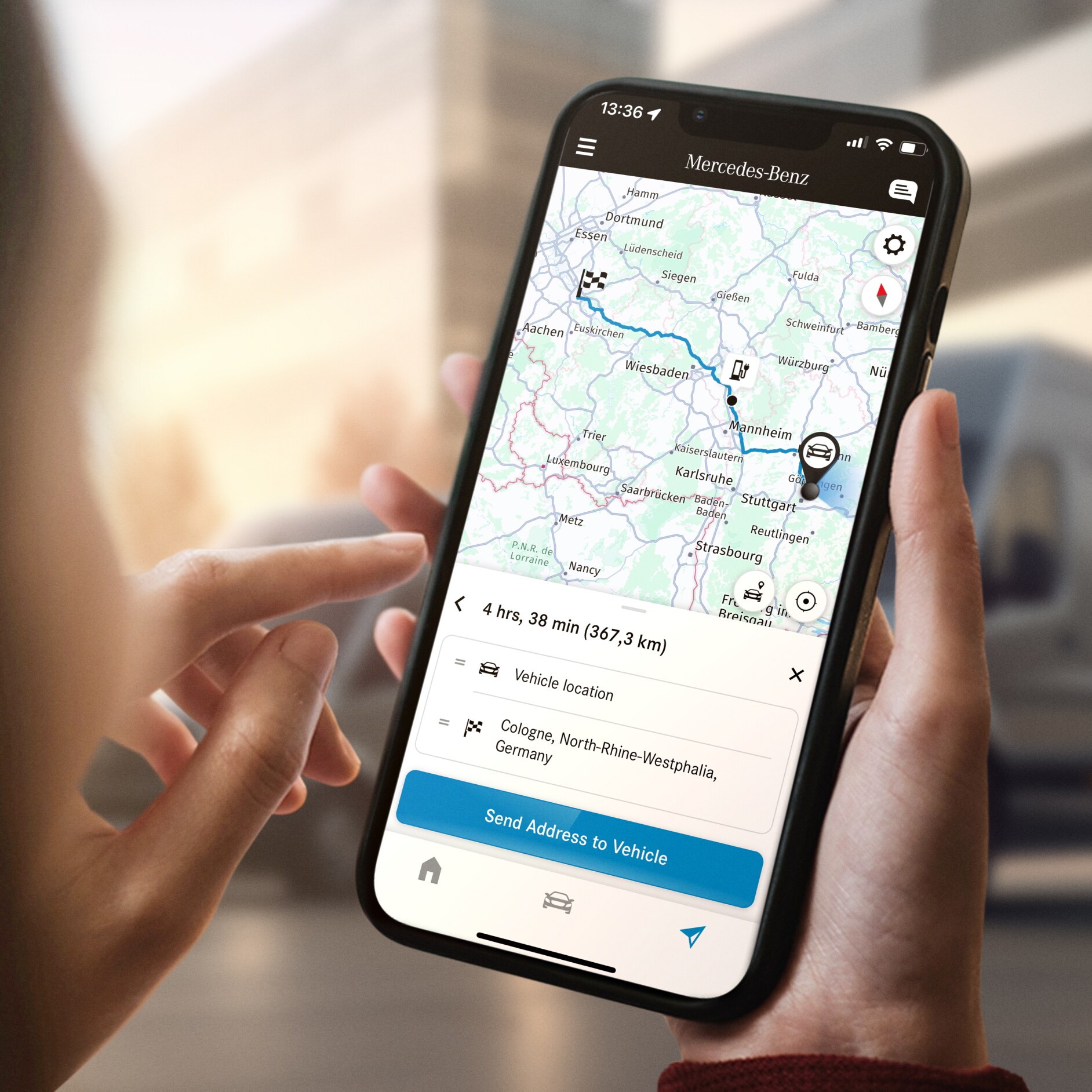 Navigatie met Electric Intelligence | Digitale extra’s | Mercedes-Benz De functie Navigatie met Electric Intelligence van Mercedes-Benz op een smartphone.
