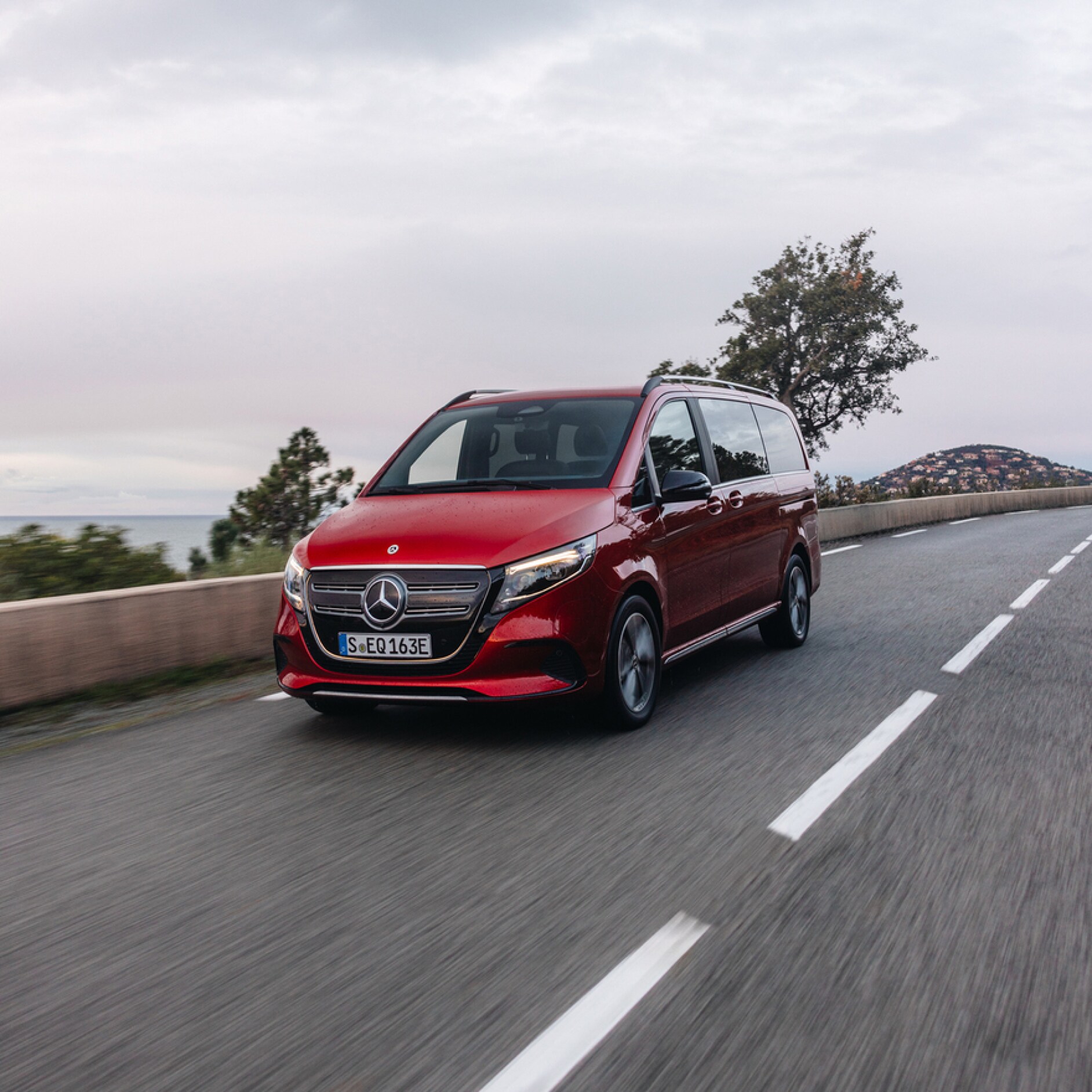 Privévoertuigen | Digitale extra's | Mercedes-Benz Een Mercedes-Benz EQV op een landweggetje.