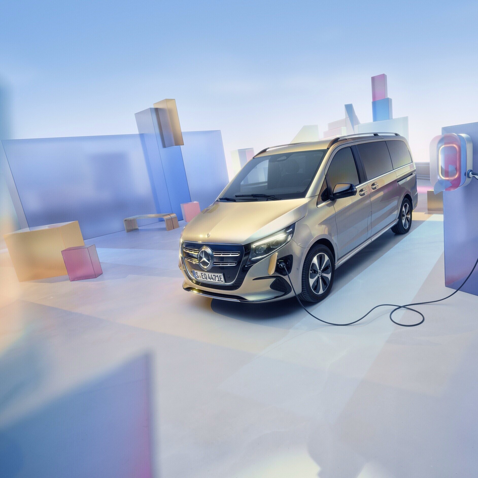 Modeloverzicht | EQV | Mercedes-Benz De Mercedes-Benz EQV bij een laadpunt.