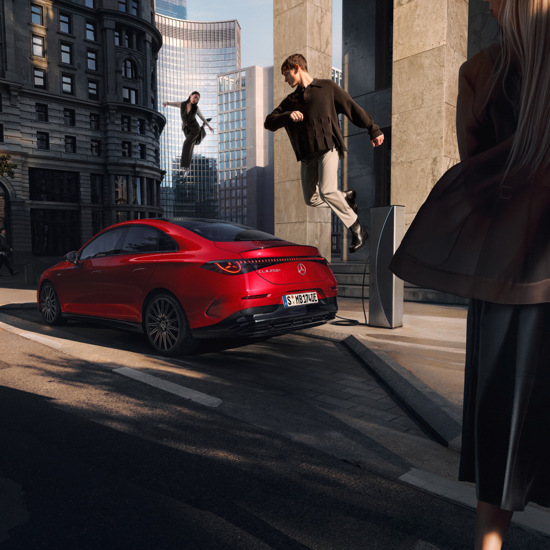 De nieuwe elektrische CLA vanaf € 699,-/maand excl.btw in Operational Lease. Een nieuwe rode elektrische CLA.