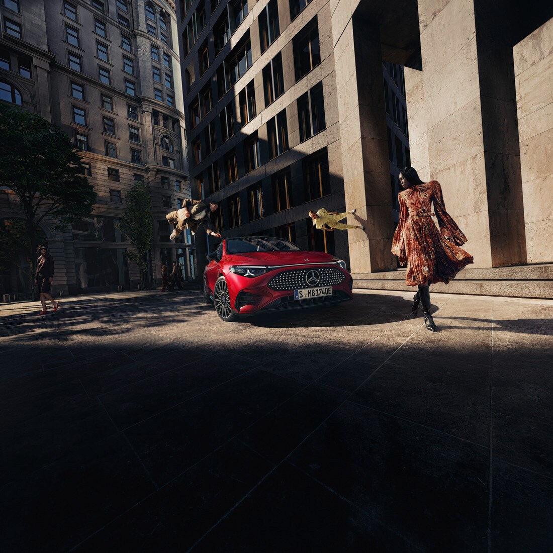 De nieuwe elektrische CLA vanaf € 699,-/maand excl.btw in Operational Lease. Een nieuwe rode elektrische CLA.