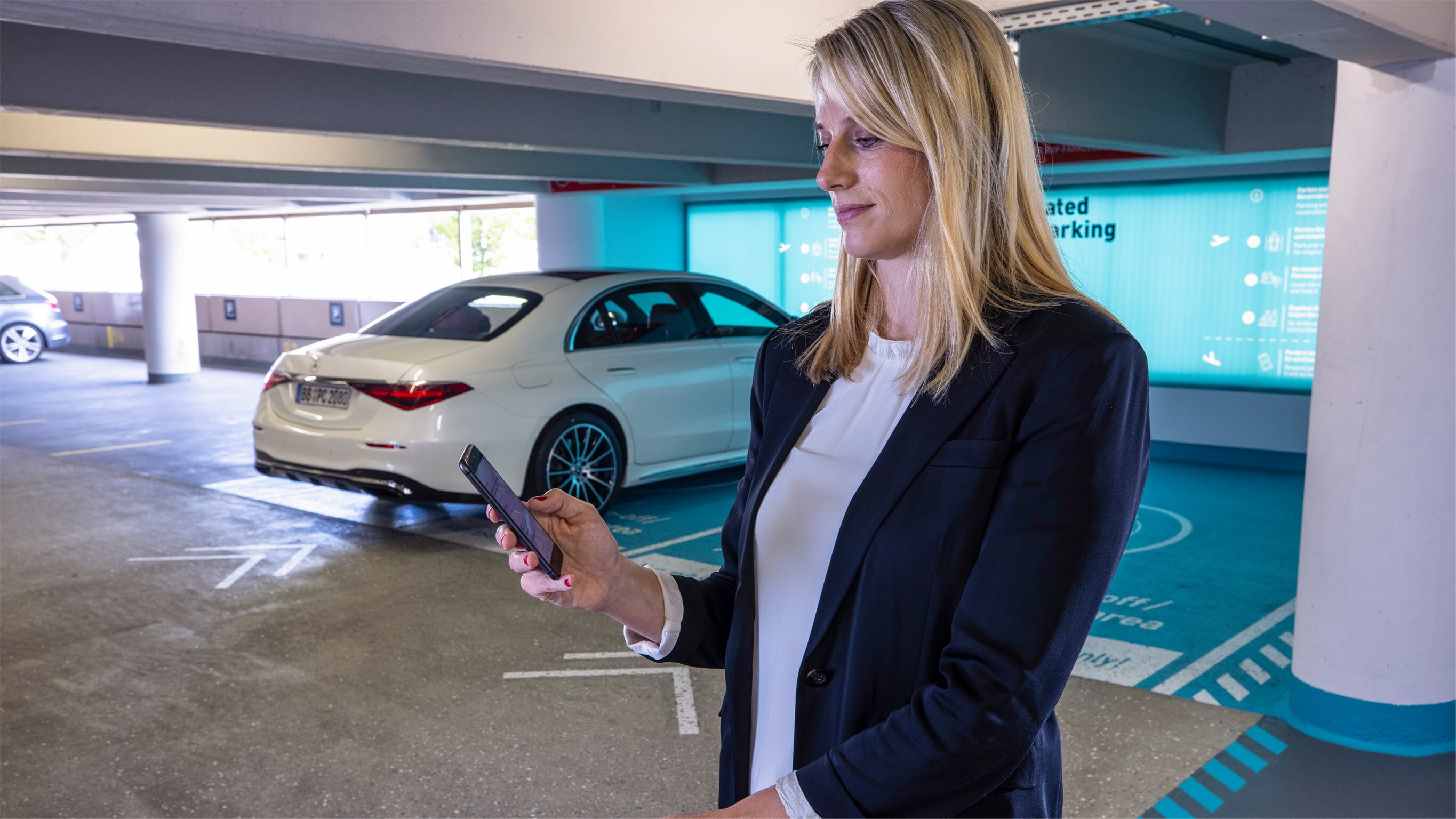 Wereldprimeur: bestuurderloos parkeren Wereldprimeur: bestuurderloos parkeren