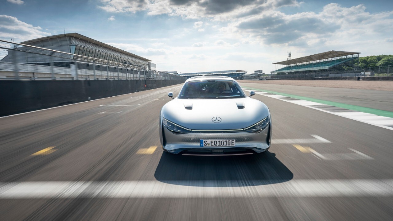Balise: Mercedes-Benz VISION EQXX demonstreert efficiëntie in de praktijk. VISION EQXX verbreekt eigen efficiëntierecord tijdens zomerse roadtrip van Stuttgart naar Silverstone: 1.202 km op een enkele acculading.